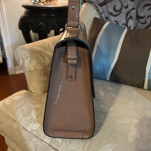 Beautiful pale pink Kate Spade handbag. Crocodile pattern with flip closure. - Picture 4 of 7